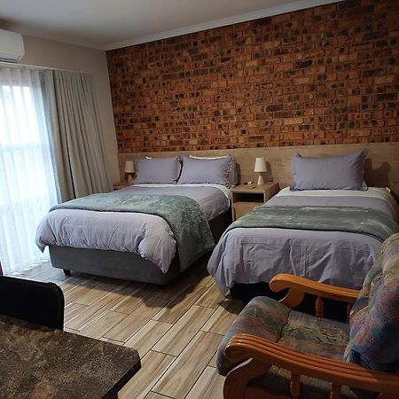 Twins Guest House Astoni Vanderbijlpark Buitenkant foto