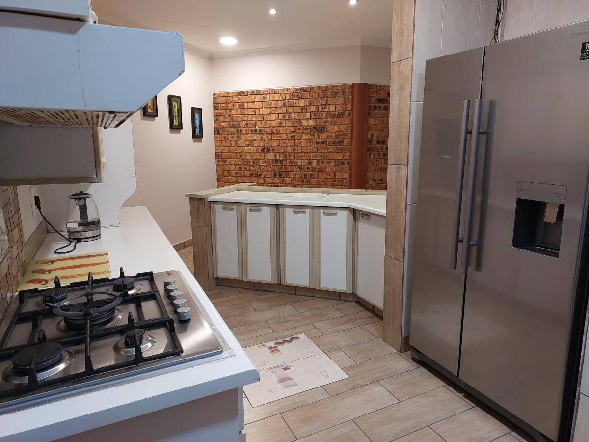 Twins Guest House Astoni Vanderbijlpark Buitenkant foto