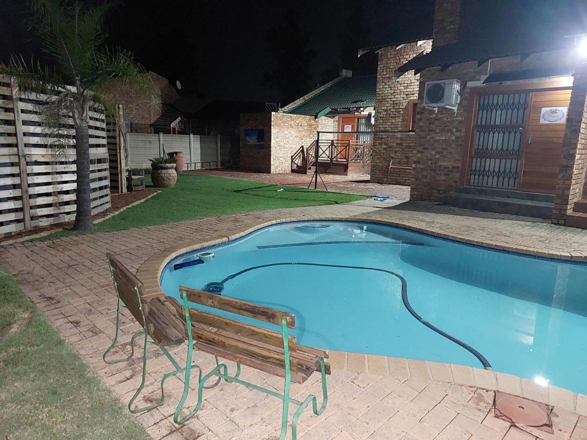 Twins Guest House Astoni Vanderbijlpark Buitenkant foto