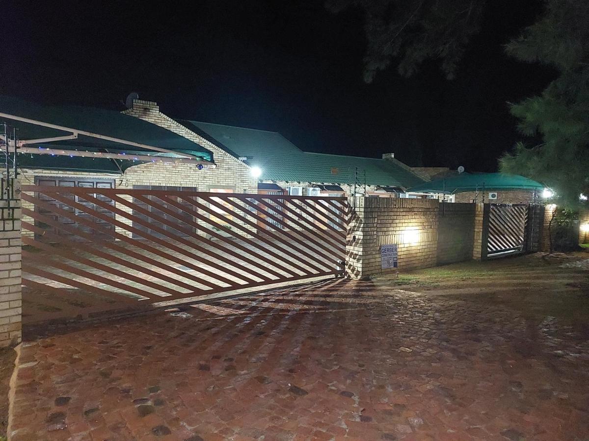 Twins Guest House Astoni Vanderbijlpark Buitenkant foto